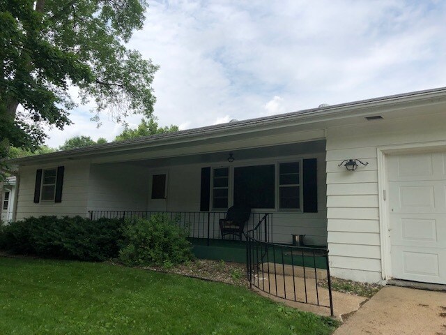 Primary Photo - 2400 E Court St