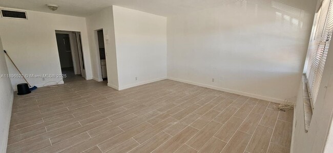 Building Photo - 230 SW 11th Ave