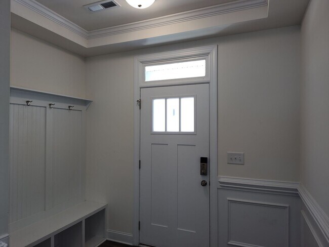Building Photo - Charming End Unit Townhome located in the ...
