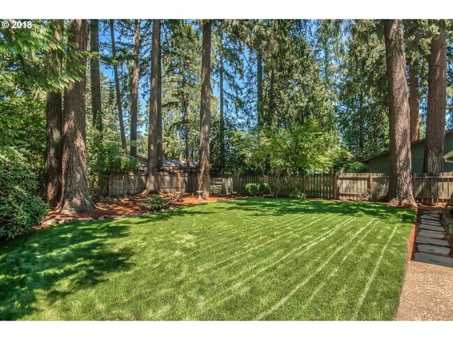 Foto del edificio - Great Lake Grove Bungalow Walking Distance to Everything