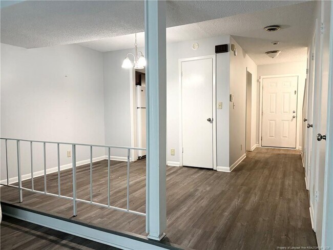 Foto del edificio - 559 Winding Creek Rd