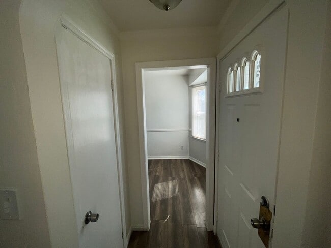 Building Photo - Open House Schedule Mon 7.15.24 @ 12:30pm,...