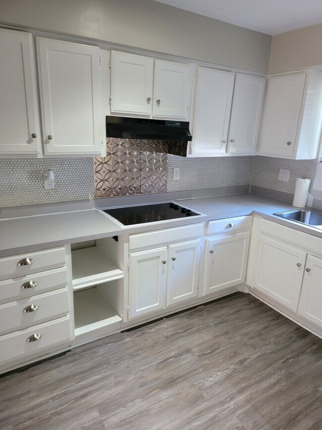 Foto del edificio - 361 Hickory Hill Dr
