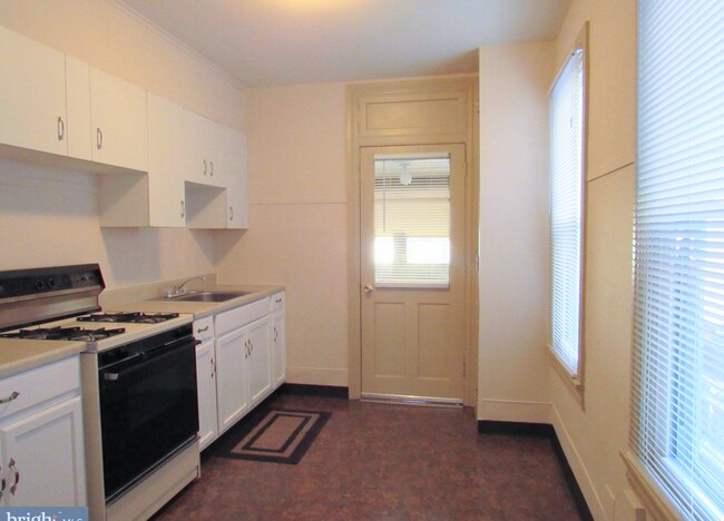 Pic is before renovations.Thete is now new flooring and appliances. - 1123 Greenwich St