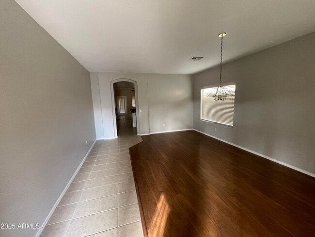 Foto del edificio - 12524 W Adams St