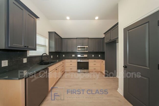 Foto del edificio - 13305 Watson Dr