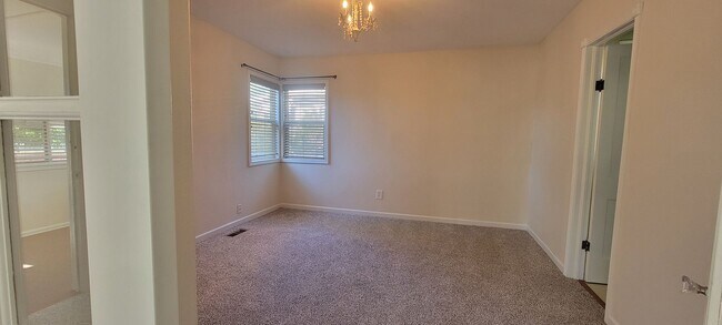 Foto del edificio - 2 bedroom 1 bath home with garage