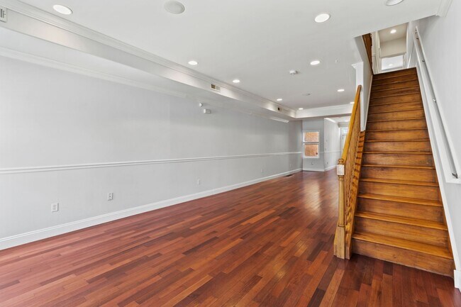 Building Photo - Large 3 BED 1.5 BATH HOUSE WITH A BACKYARD