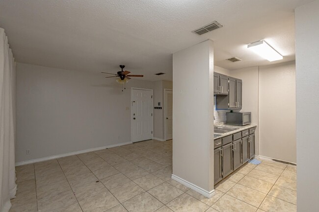 Building Photo - 104 Belaire Dr