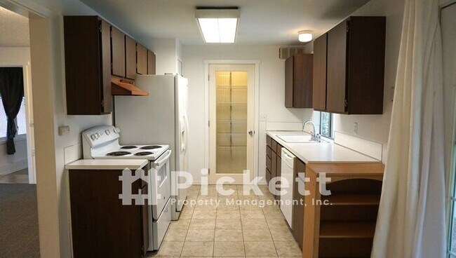 Building Photo - 3 Bedroom East Bremerton Rambler
