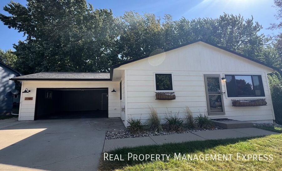 Primary Photo - Spacious 5-Bedroom Home with Modern Updates in Sioux Falls