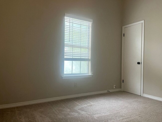 Building Photo - MAN-600C