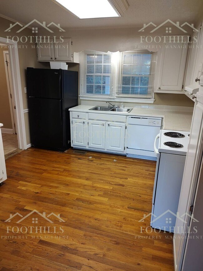 Foto del edificio - 3-Bed Ranch with Spacious Yard and Modern ...