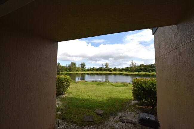 Foto del edificio - 1145 Golden Lakes Blvd
