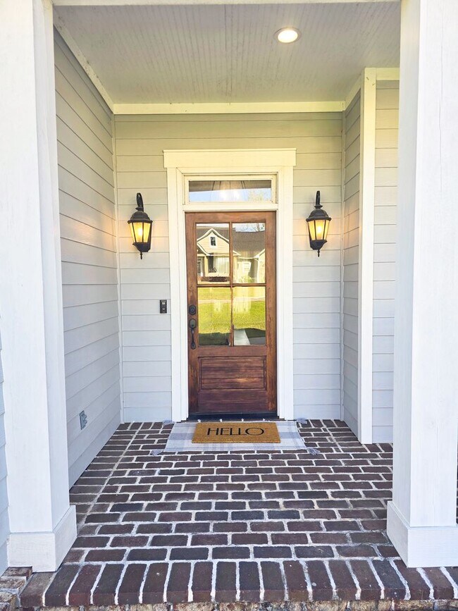 Foto del edificio - Spacious 4BR/3BA Home with Open Floor Plan, Screened Porch & Fenced Backyard