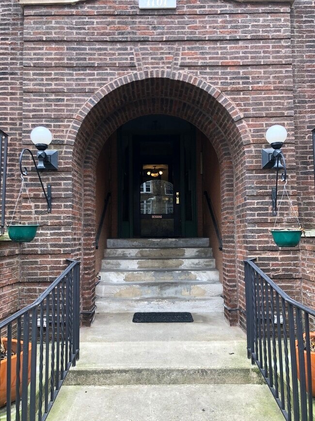 Foto del edificio - 1101 W Pratt Blvd