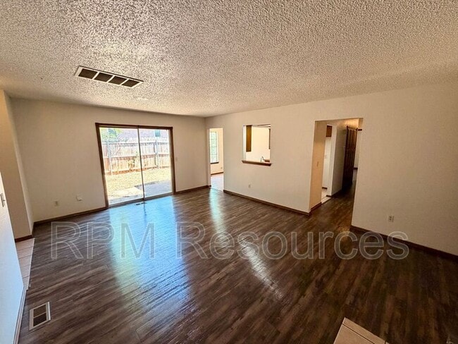 Building Photo - 7000 Woodlake Dr