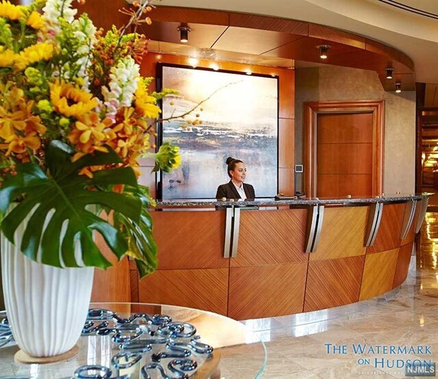 Foto del edificio - 8100 River Rd
