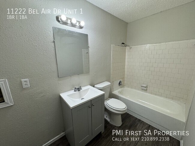 Building Photo - Fouplex unit ready to move in in Castle Hill!