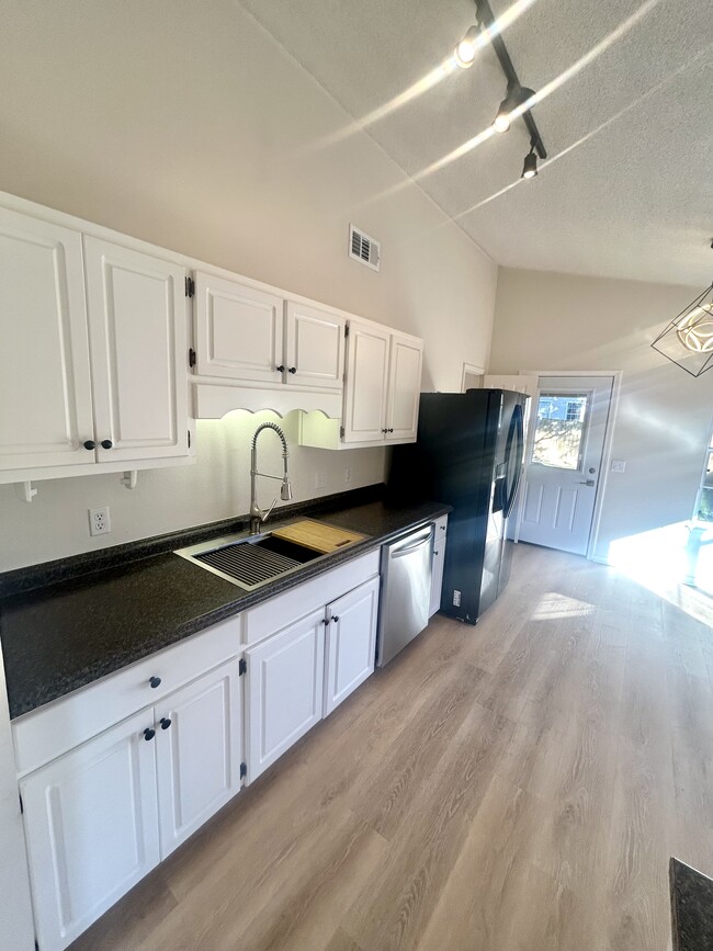 Foto del edificio - 1404 Greystone Dr