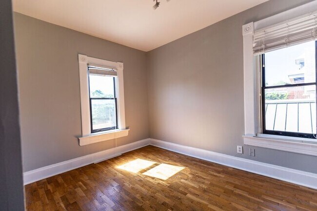 Foto del edificio - 221-223-223 Thurman Ave
