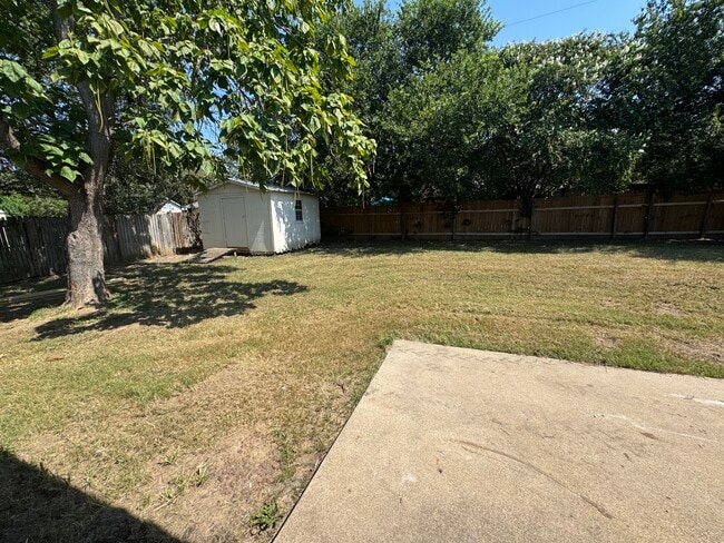 Building Photo - 704 W Jayme St