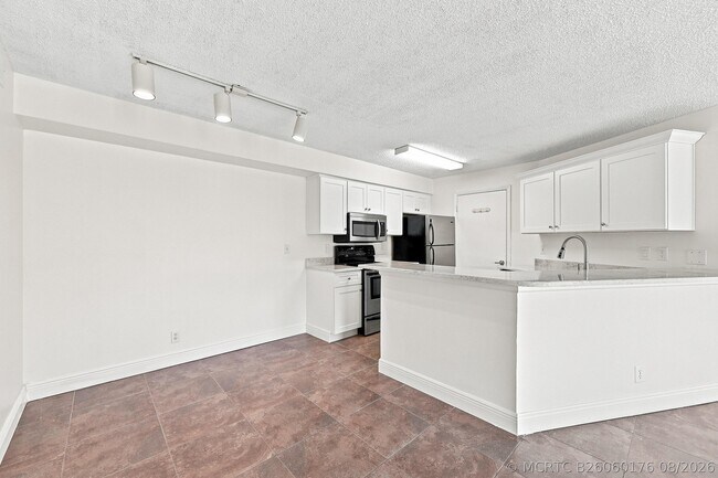 Building Photo - 9999 Summerbreeze Dr