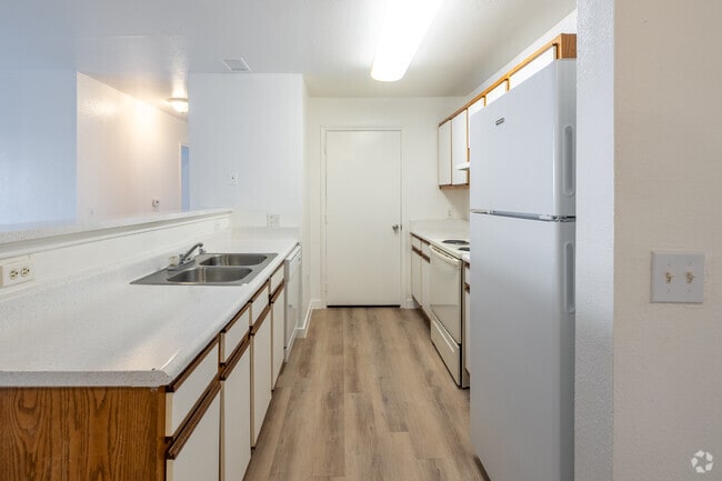 3BR, 2BA - 1,118SF - Kitchen - Sterling Park Apartments