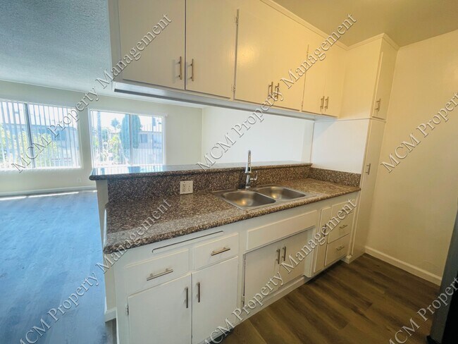 Cocina de la unidad 6 - The Newport Apartments