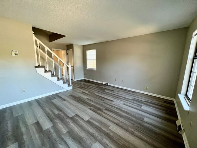 Building Photo - Newly remodeled 3 bedroom town home!