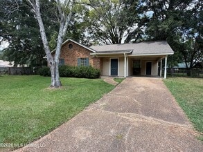 Building Photo - 1695 Ravenwood Ln