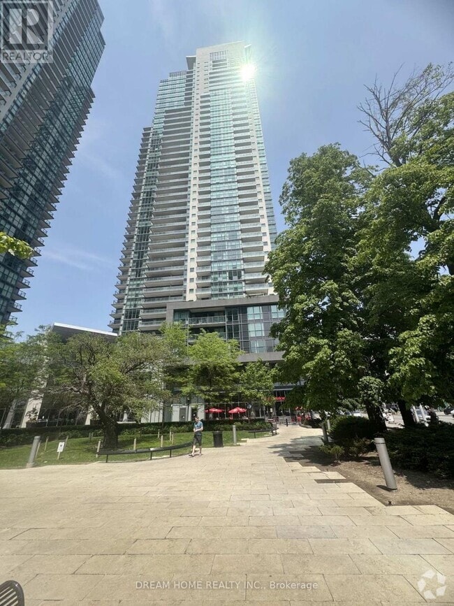 Building Photo - 5168-5168 Yonge St