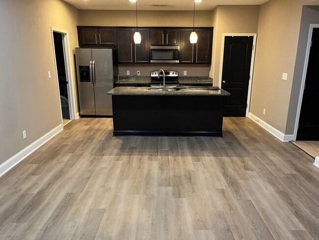 Building Photo - Like New Townhome in Old SW! Close to Cari...