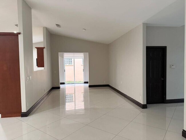 Foto del edificio - 9141 NW 152nd St