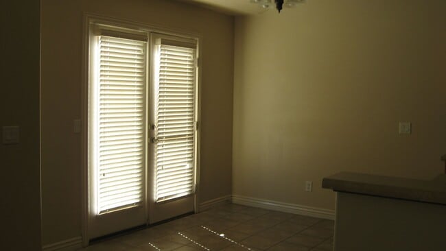 Building Photo - Spacious 3 Bedroom House