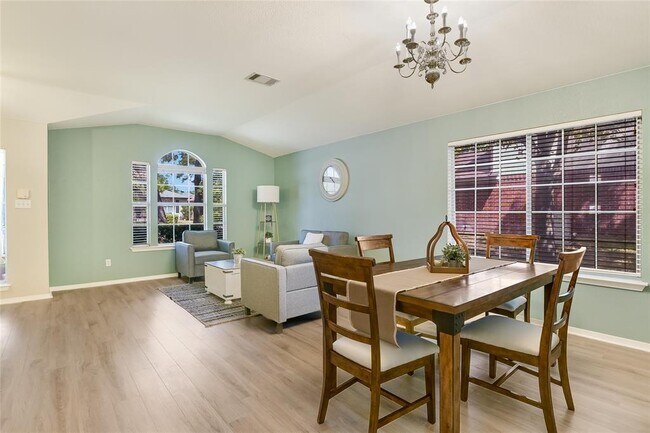 Foto del edificio - 1301 Canna Lily Ln