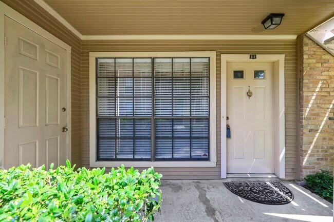 Building Photo - 1311 Antoine Dr