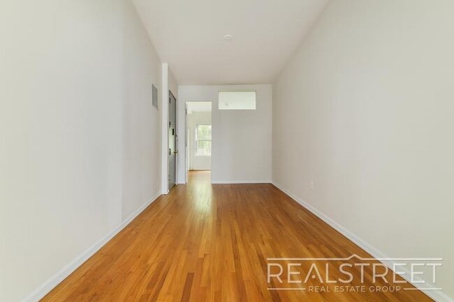Building Photo - Charming 2 Bedroom with a Large Private Ba...