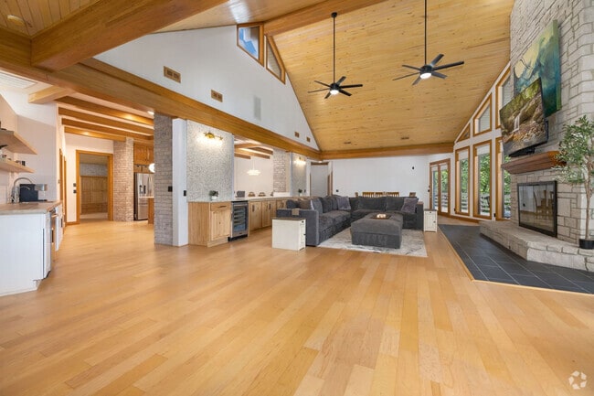 Building Photo - 10 Spring Valley Dr