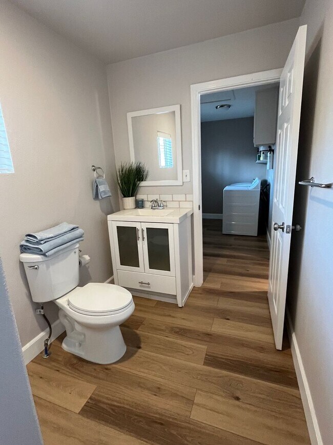 Building Photo - Midtown Cozy Two bedroom Home