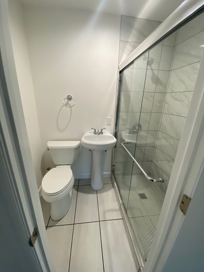 1 3/4 bathroom - 12435 Milton St