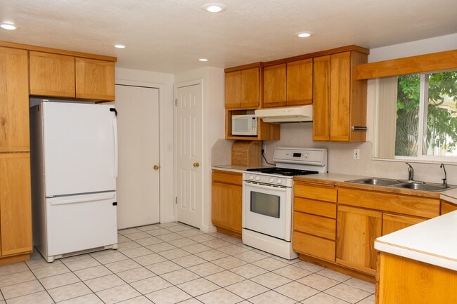 Building Photo - 245 W 500 S