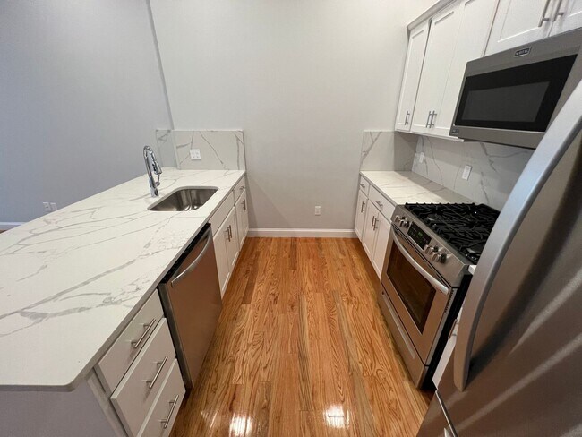 Building Photo - Gorgeous Unit, In-Unit Washer and Dryer, C...