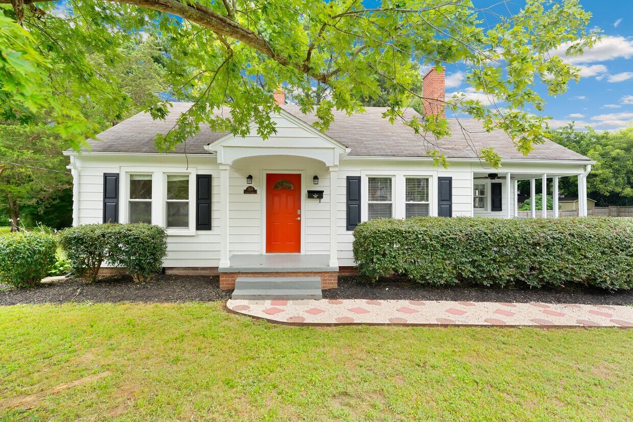 Foto principal - Available now! Lovely 3 bed/1 bath Home in...