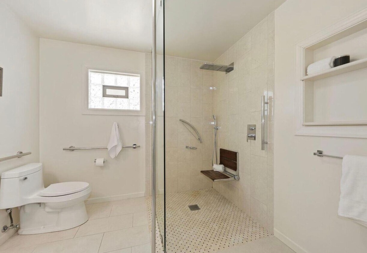 Building Photo - Cute 2 bed + 1 Bath SF House with 1 car ga...