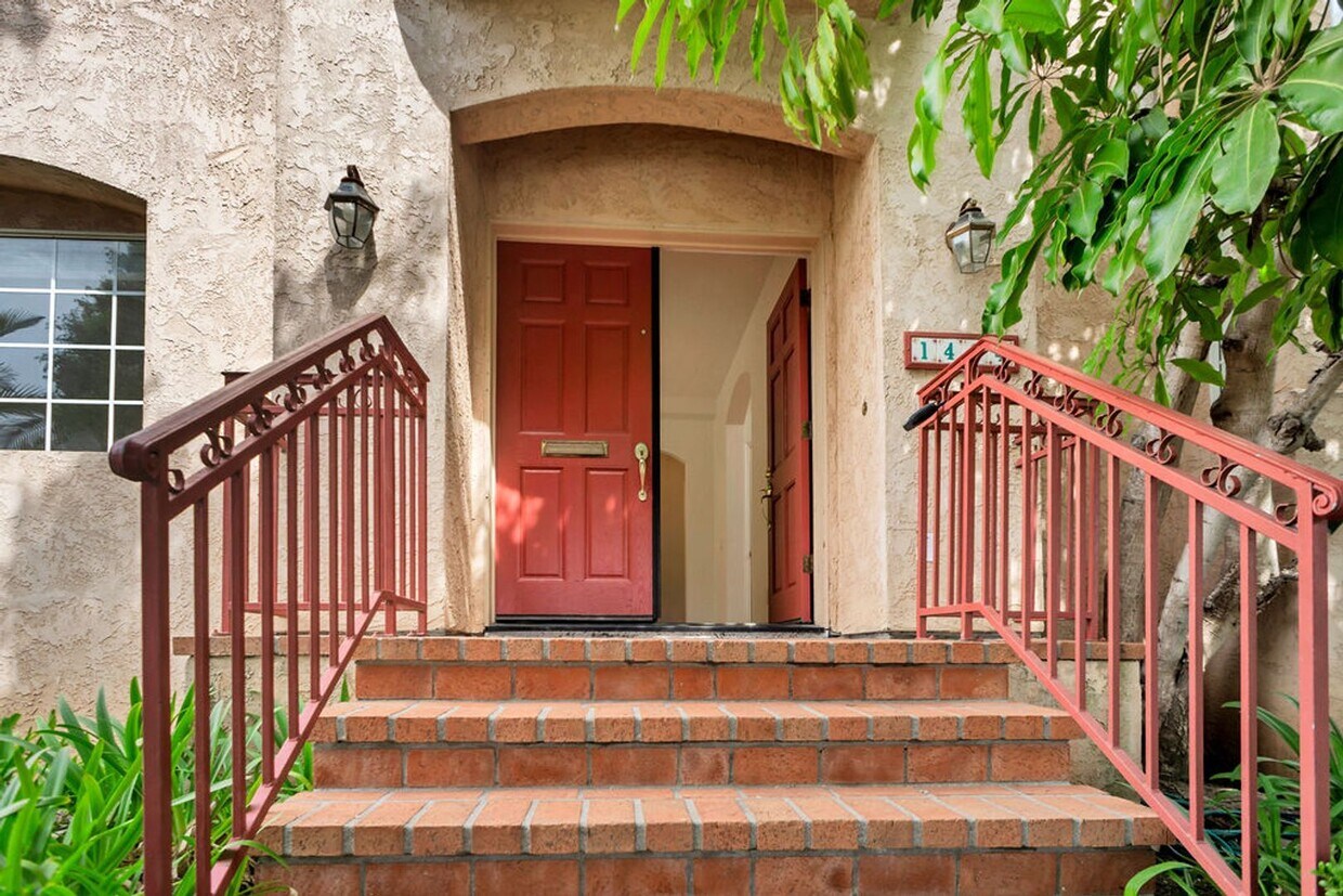 Foto principal - Great detached Home in Pacific Beach! Avai...