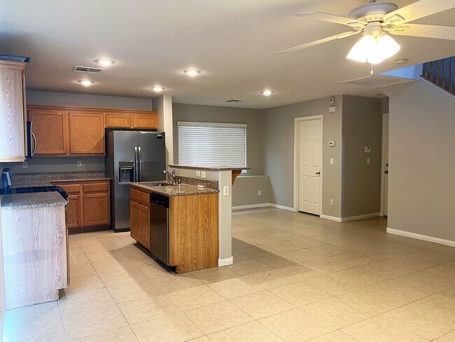 Building Photo - 3-BEDROOM / 2.5-BATHROOMS MOVE-IN READY HOME!