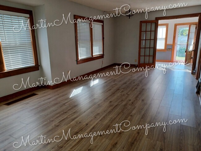 Foto del edificio - 908 W 10th St