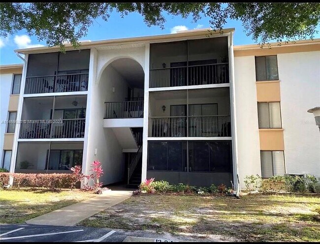 Foto del edificio - 8215 Sun Spring Cir