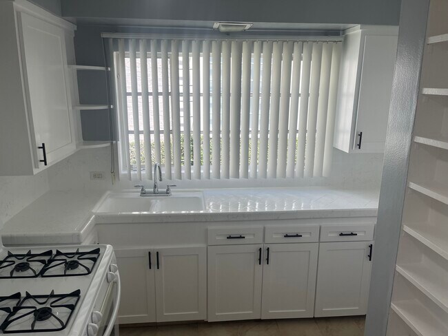 Kitchen - 1128 N Sweetzer Ave